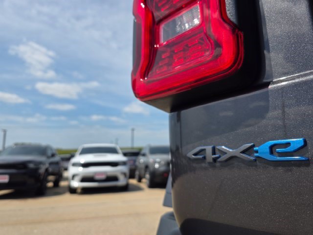 Used 2022 Jeep Wrangler Unlimited Rubicon 4xe w/ Cold Weather Group AWD/4WD image 15