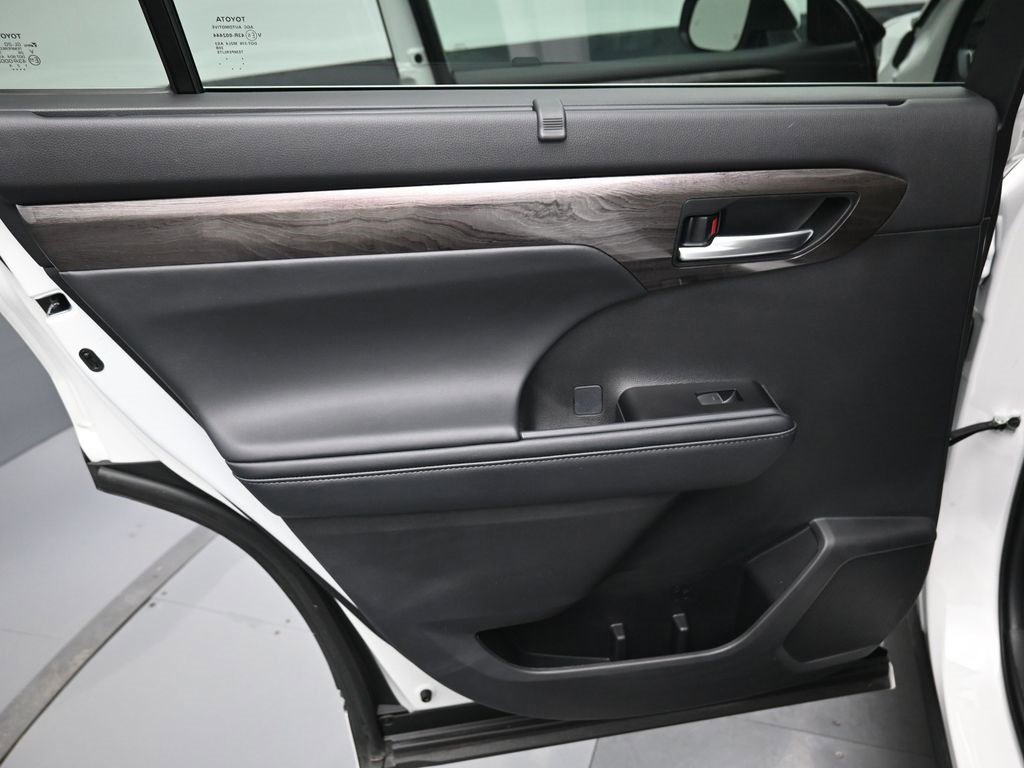 Certified 2025 Toyota Highlander Platinum image 31