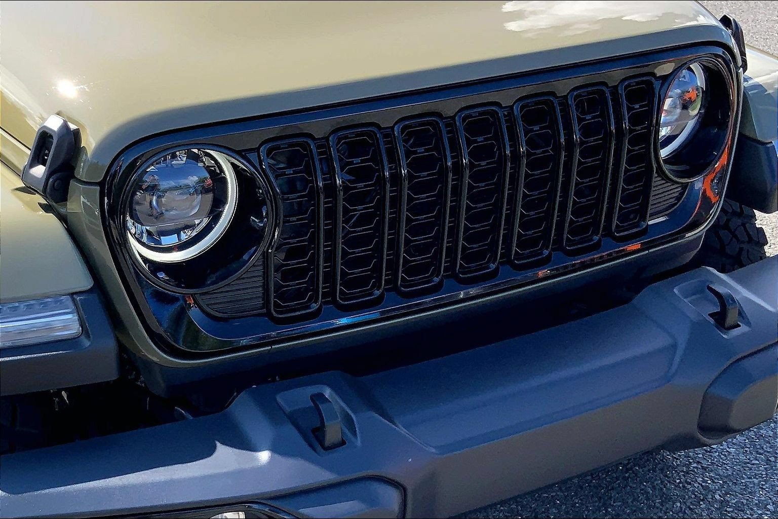 Certified 2025 Jeep Gladiator Sport AWD/4WD image 29