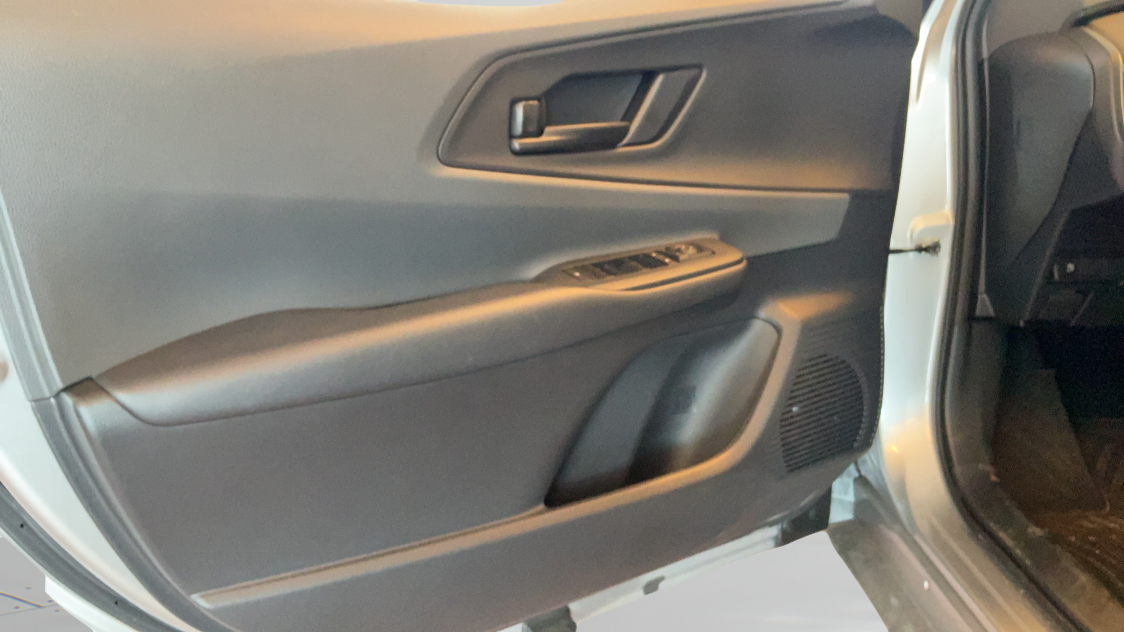 Certified 2025 Toyota Prius LE FWD image 22