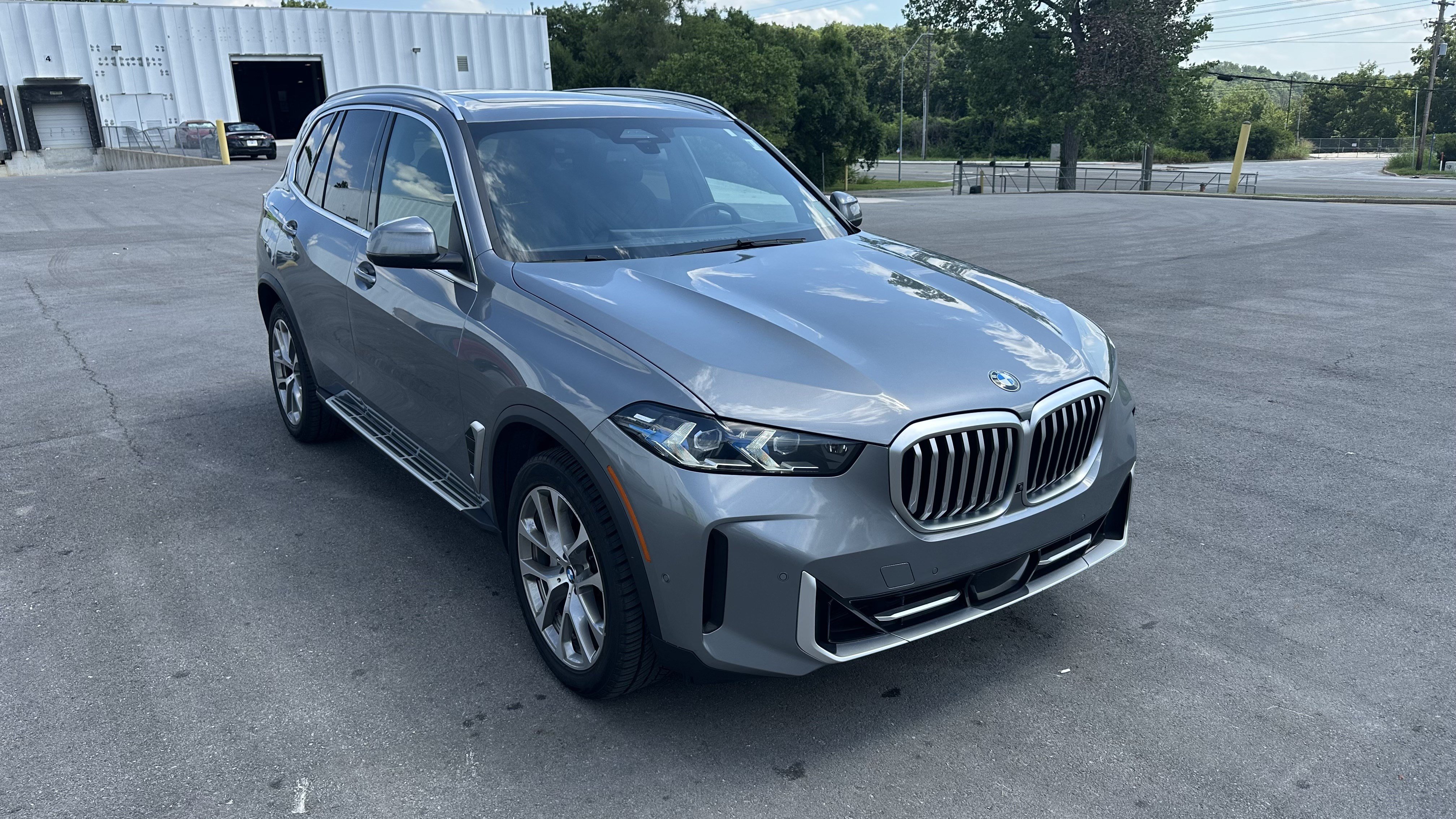 Used 2024 BMW X5 xDrive40i w/ Premium Package AWD/4WD image 2