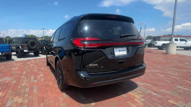 Used 2025 Chrysler Pacifica Limited FWD image 9