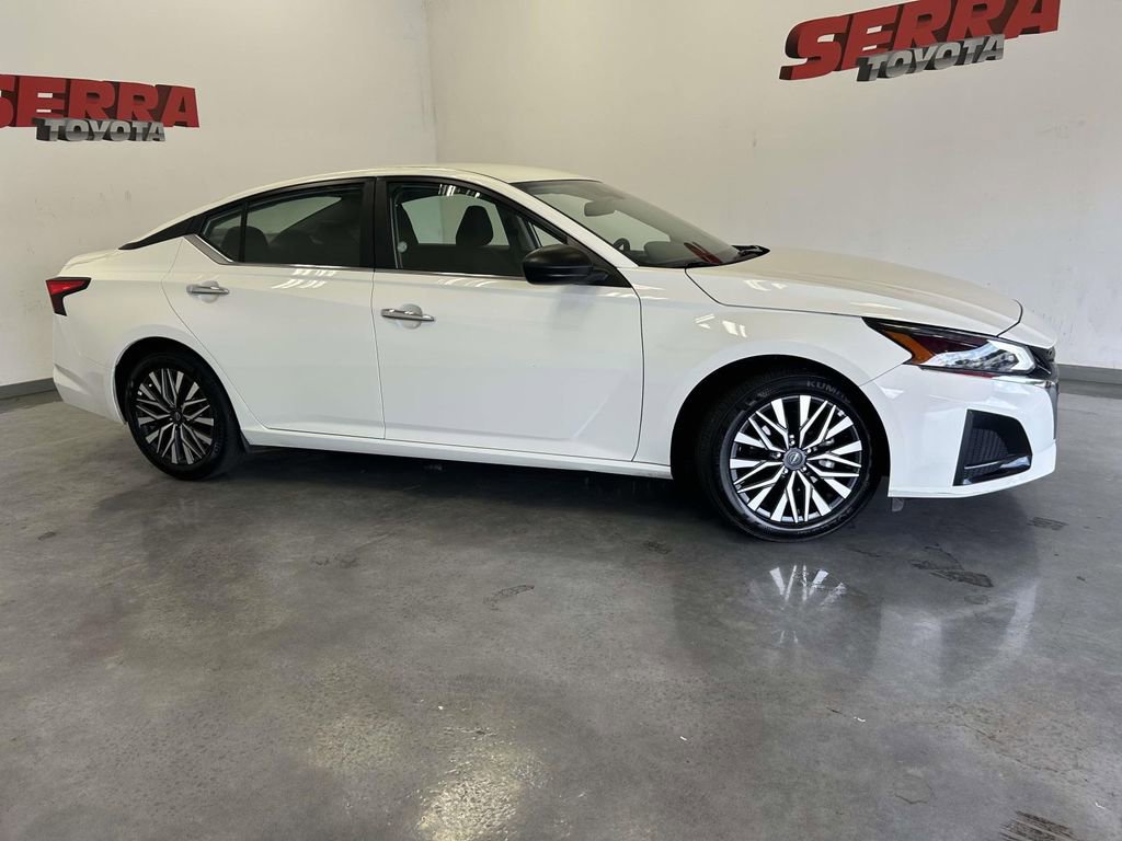 Used 2025 Nissan Altima 2.5 SV FWD image 2