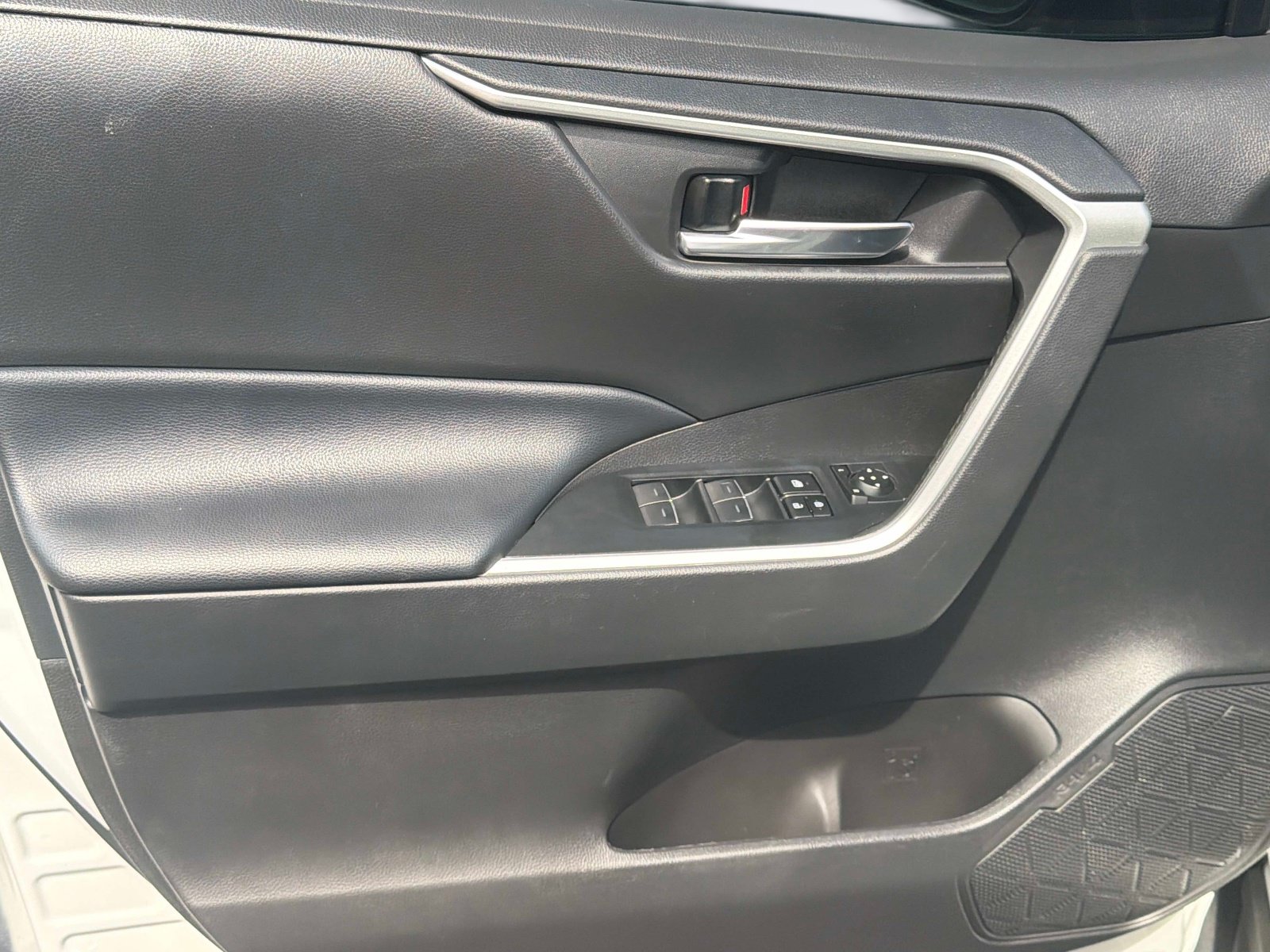 Used 2023 Toyota RAV4 XLE Premium FWD image 15