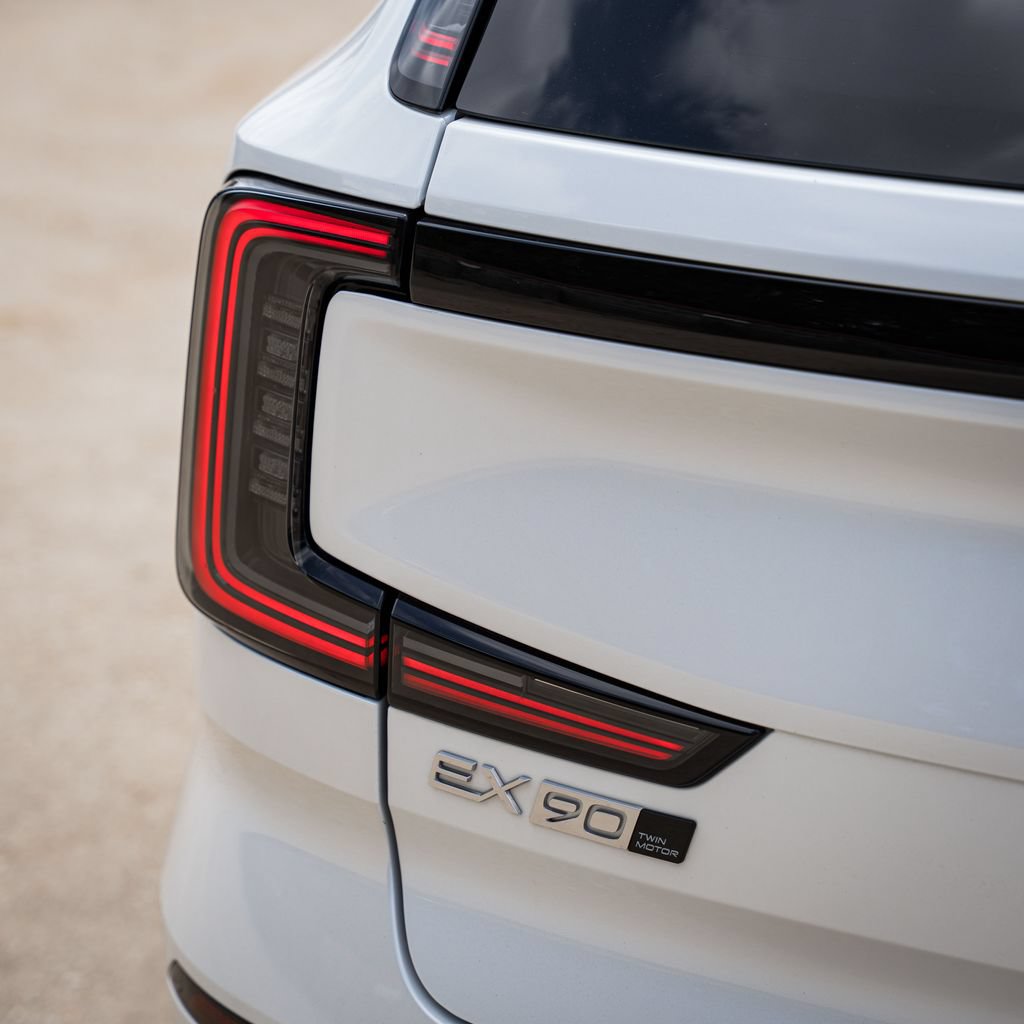 Certified 2025 Volvo EX90 Plus AWD/4WD image 5