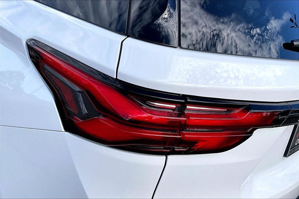 Used 2023 Chevrolet Traverse LT FWD image 22