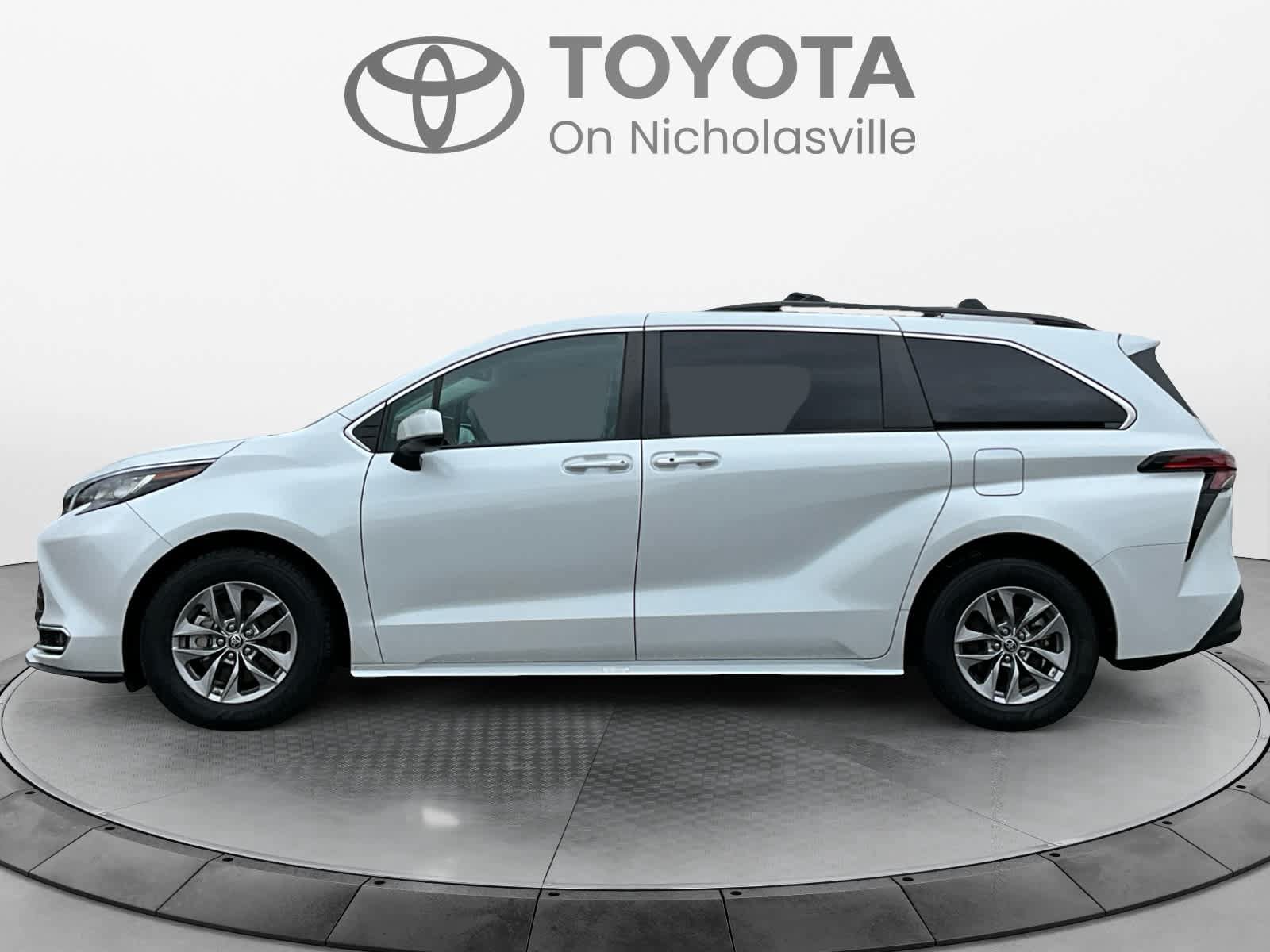 Used 2022 Toyota Sienna XLE FWD image 2