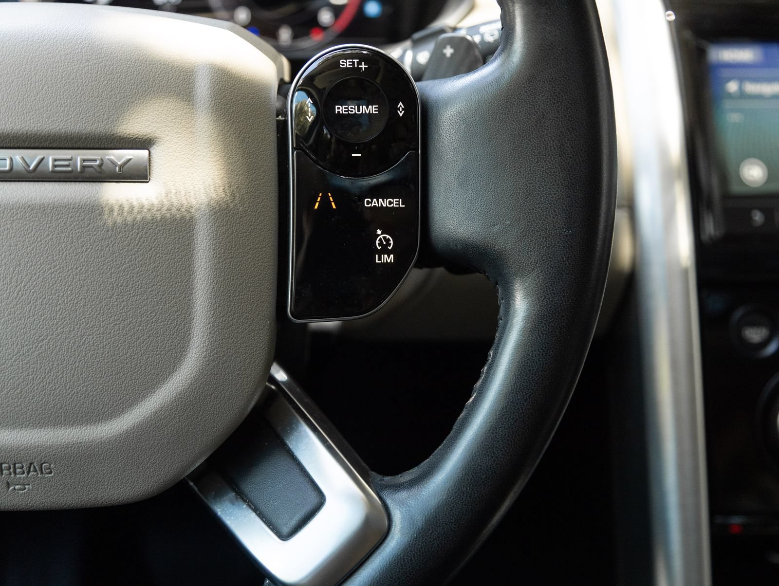 Used 2019 Land Rover Discovery HSE AWD/4WD image 16
