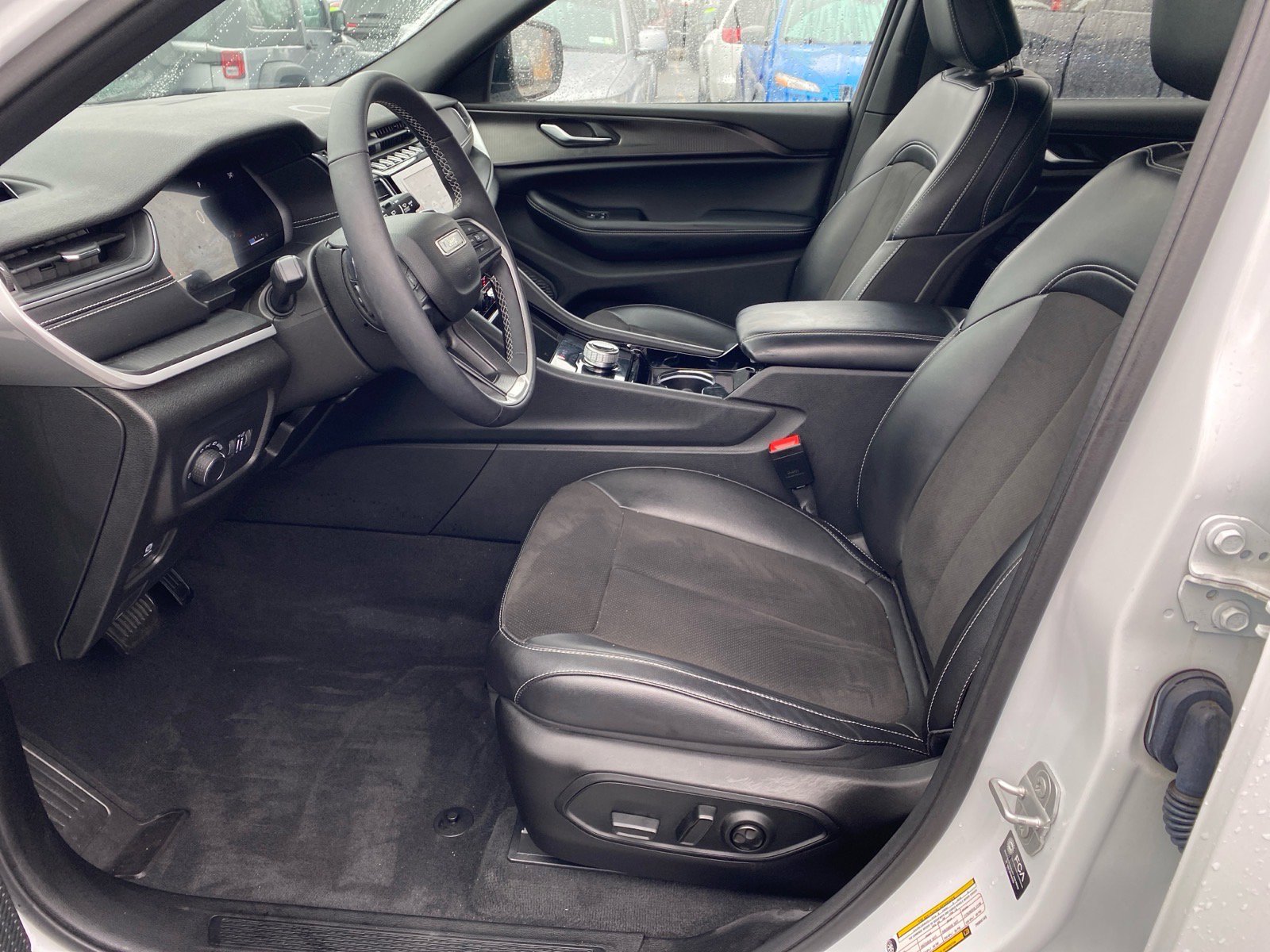 Used 2023 Jeep Grand Cherokee L Laredo AWD/4WD image 9