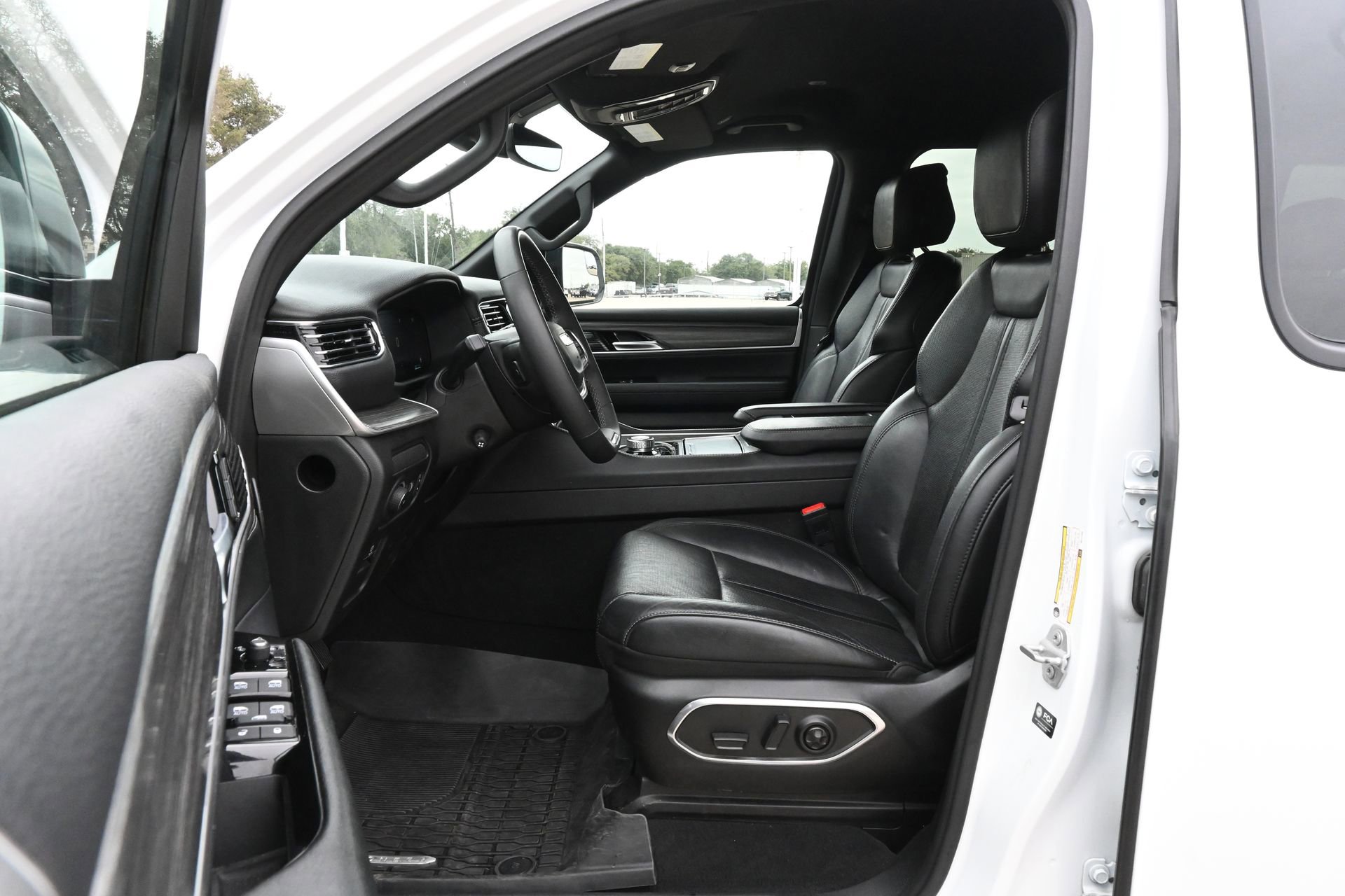 Used 2024 Jeep Wagoneer L Series II w/ Flexible Seating Group image 18