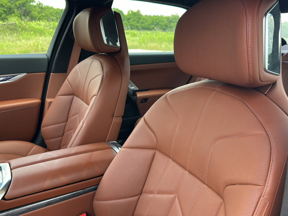 New 2024 BMW i7 xDrive60 w/ Executive Package image 11