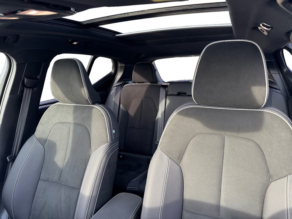 Certified 2025 Volvo XC40 B5 Plus image 21