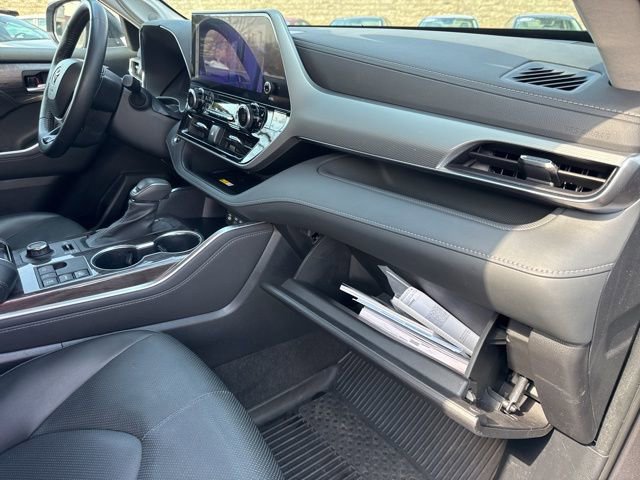 Used 2023 Toyota Highlander Platinum image 28