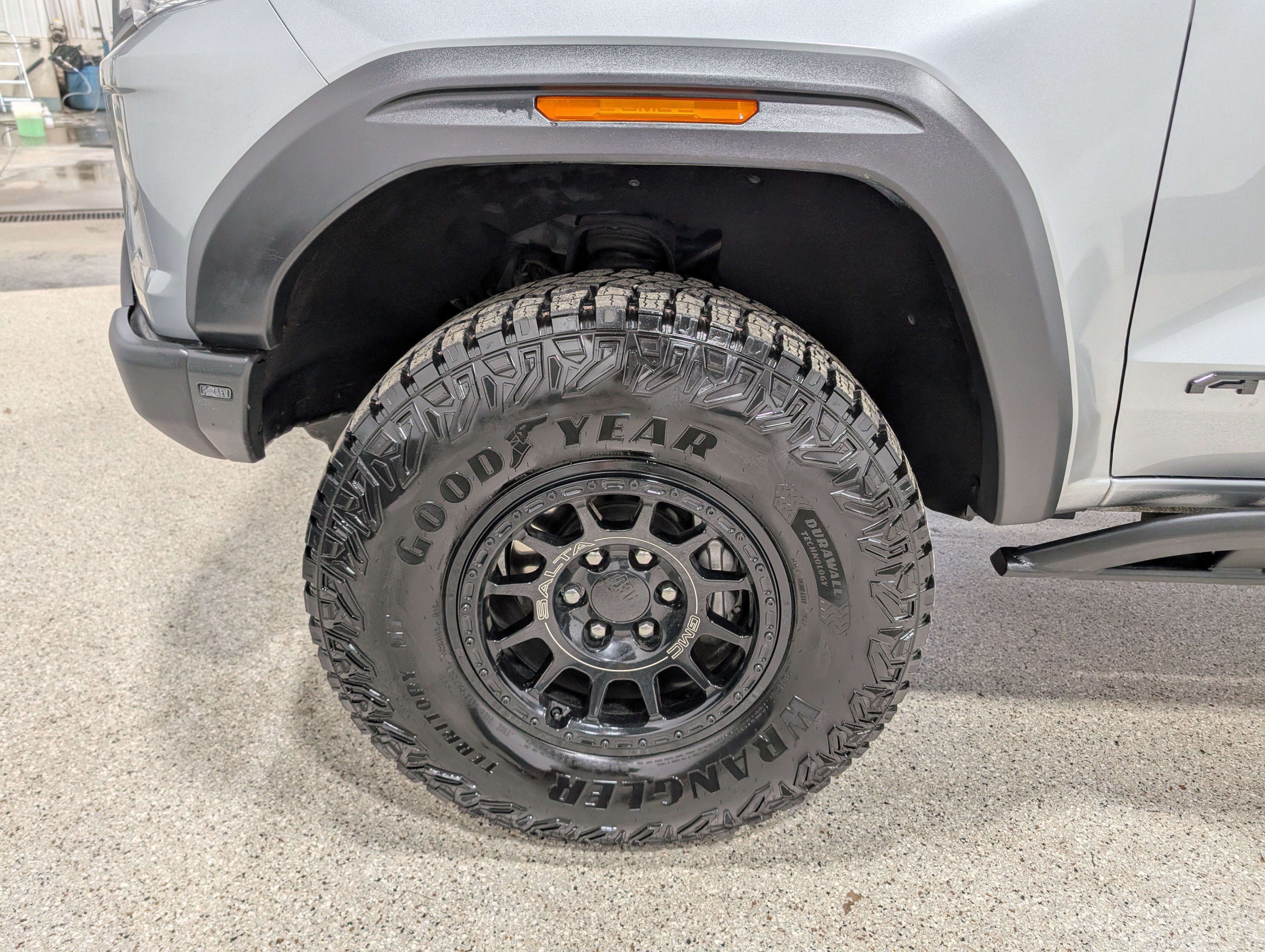 Used 2024 GMC Canyon AT4X w/ AT4X AEV Edition AWD/4WD image 9
