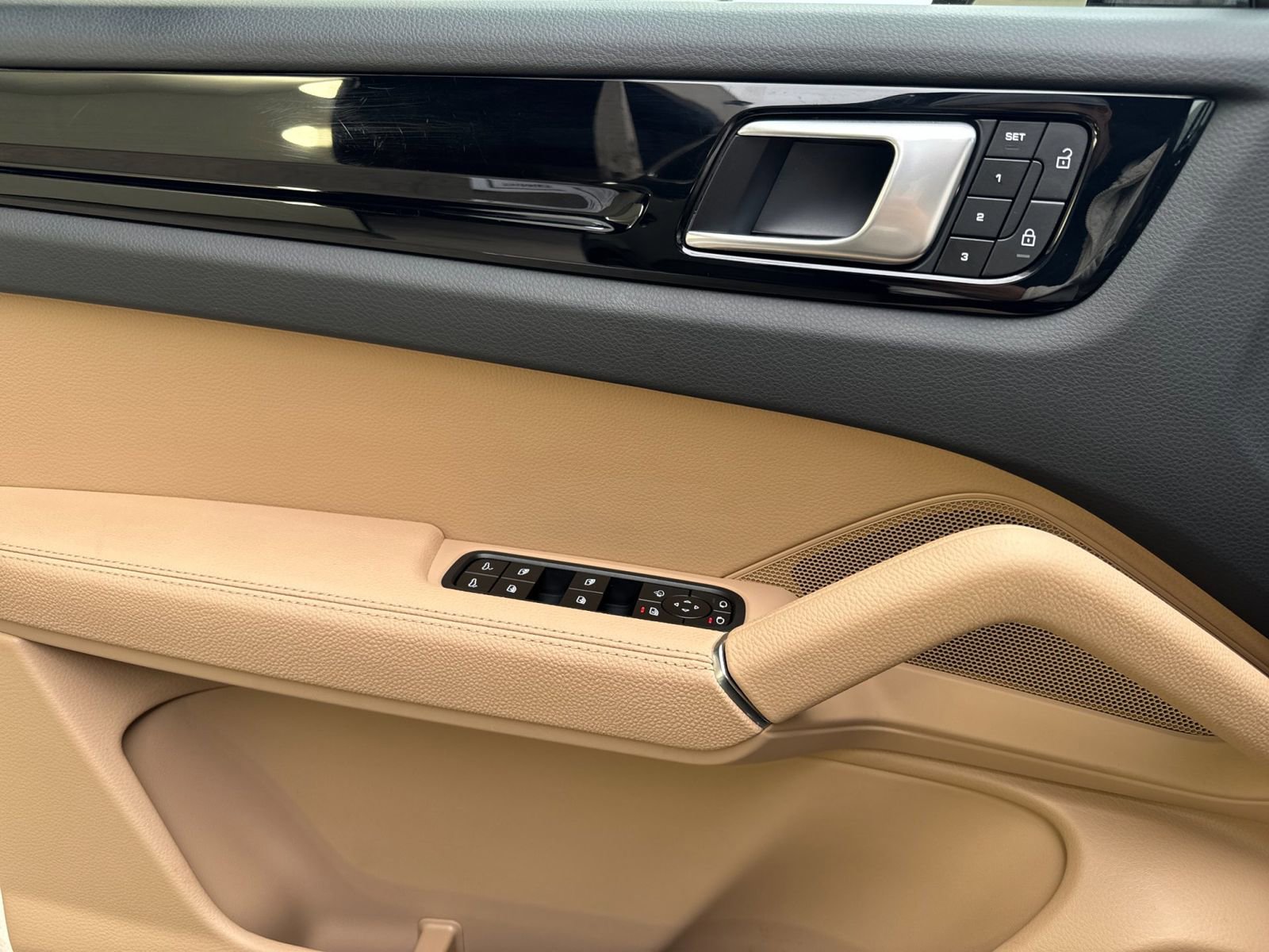 Certified 2023 Porsche Cayenne image 12