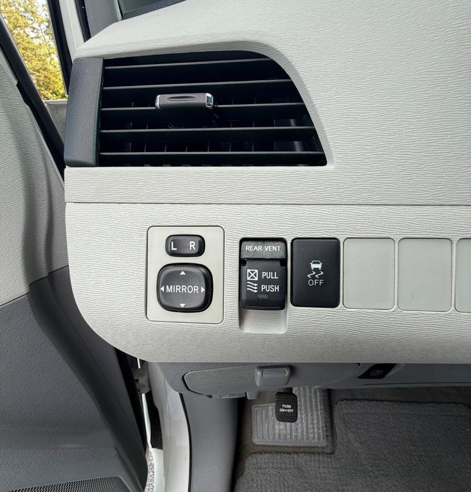 Used 2013 Toyota Sienna XLE FWD image 11