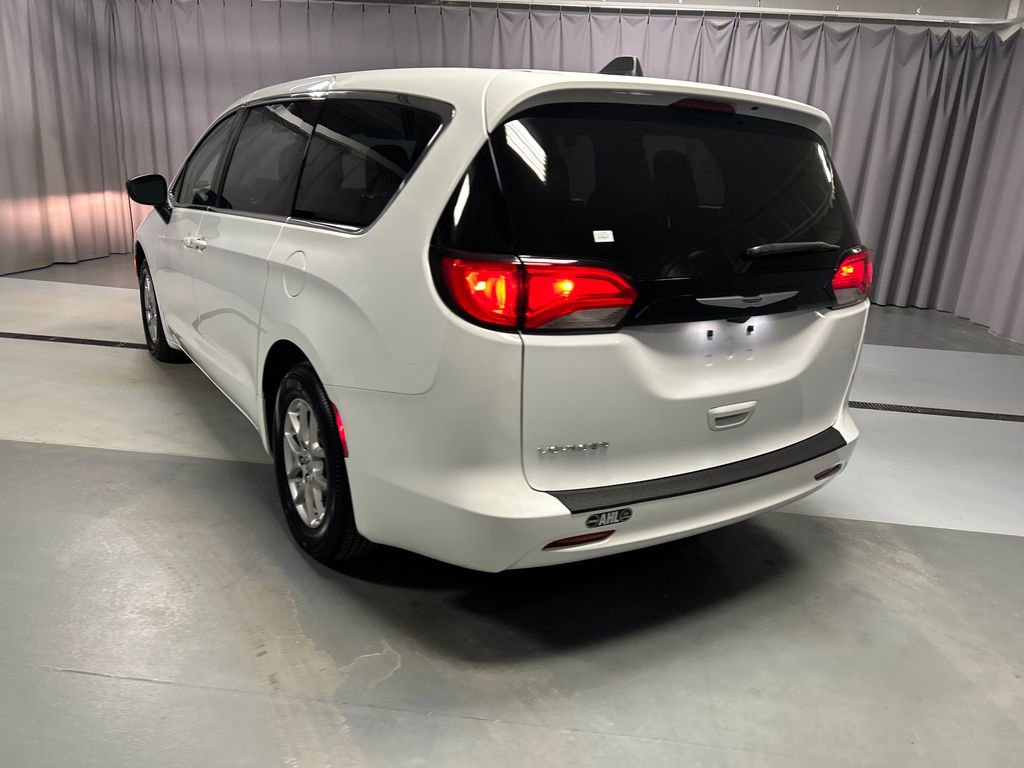 Used 2024 Chrysler Voyager LX FWD image 5