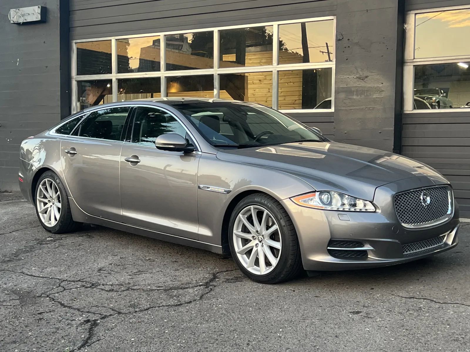 Used 2011 Jaguar XJ L RWD image 8