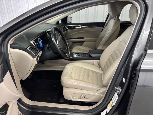 Used 2017 Ford Fusion SE image 2