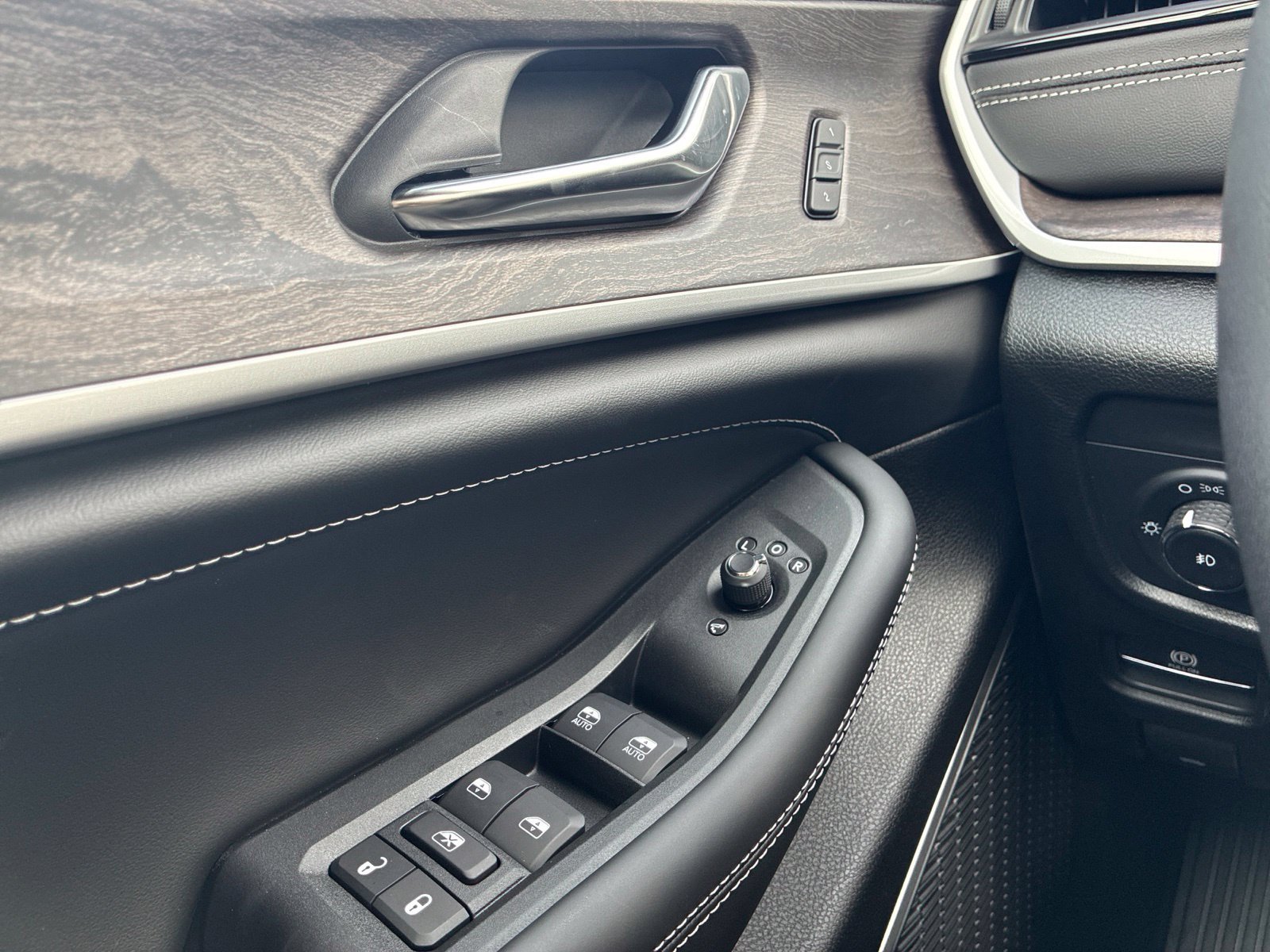 New 2027 Jeep Grand Cherokee Limited AWD/4WD image 24