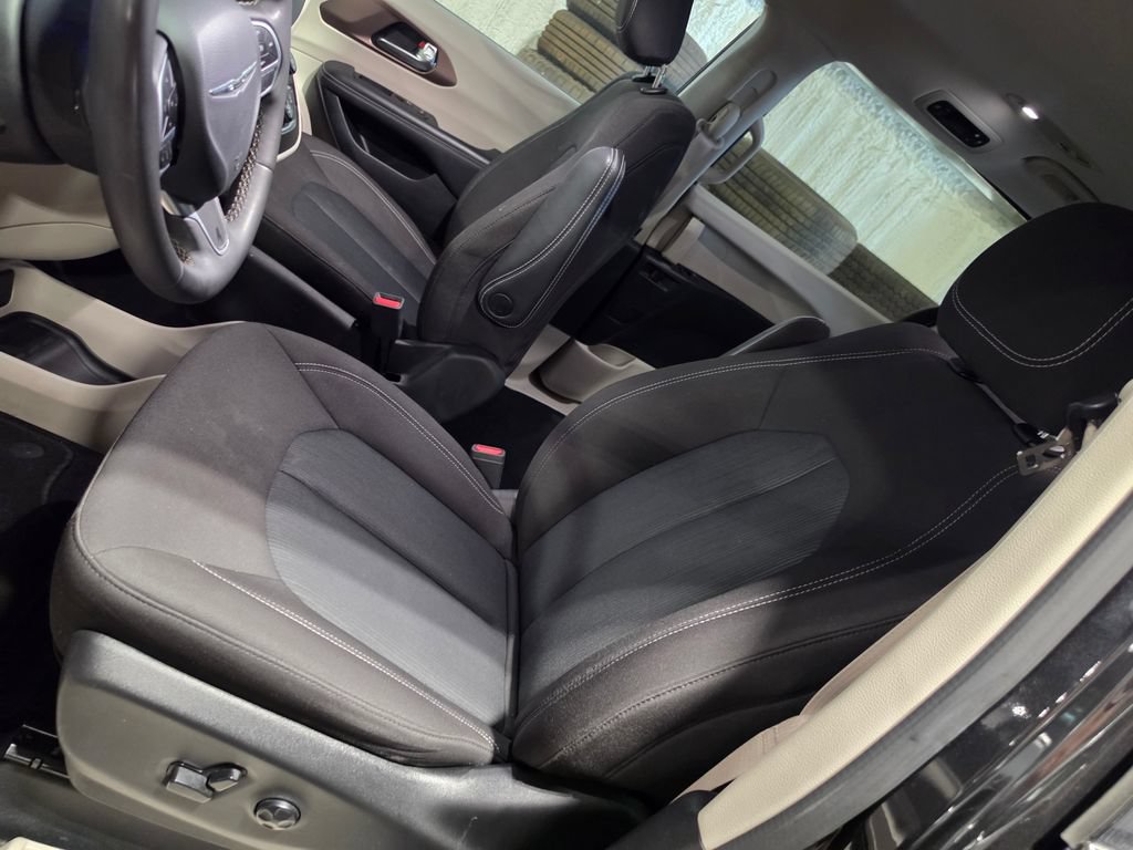 Used 2023 Chrysler Voyager LX FWD image 6