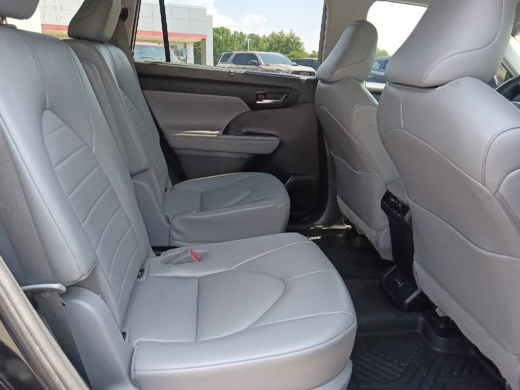 Used 2022 Toyota Highlander XLE AWD/4WD image 32