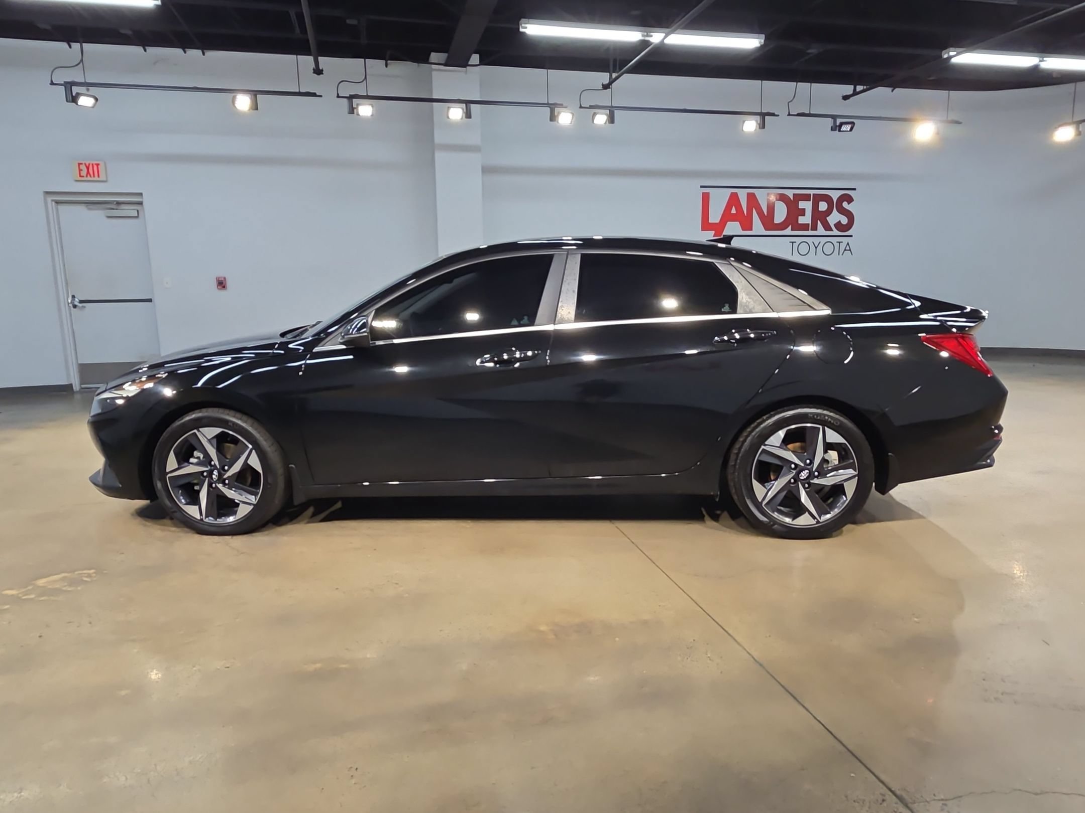 Used 2023 Hyundai Elantra Limited FWD image 4