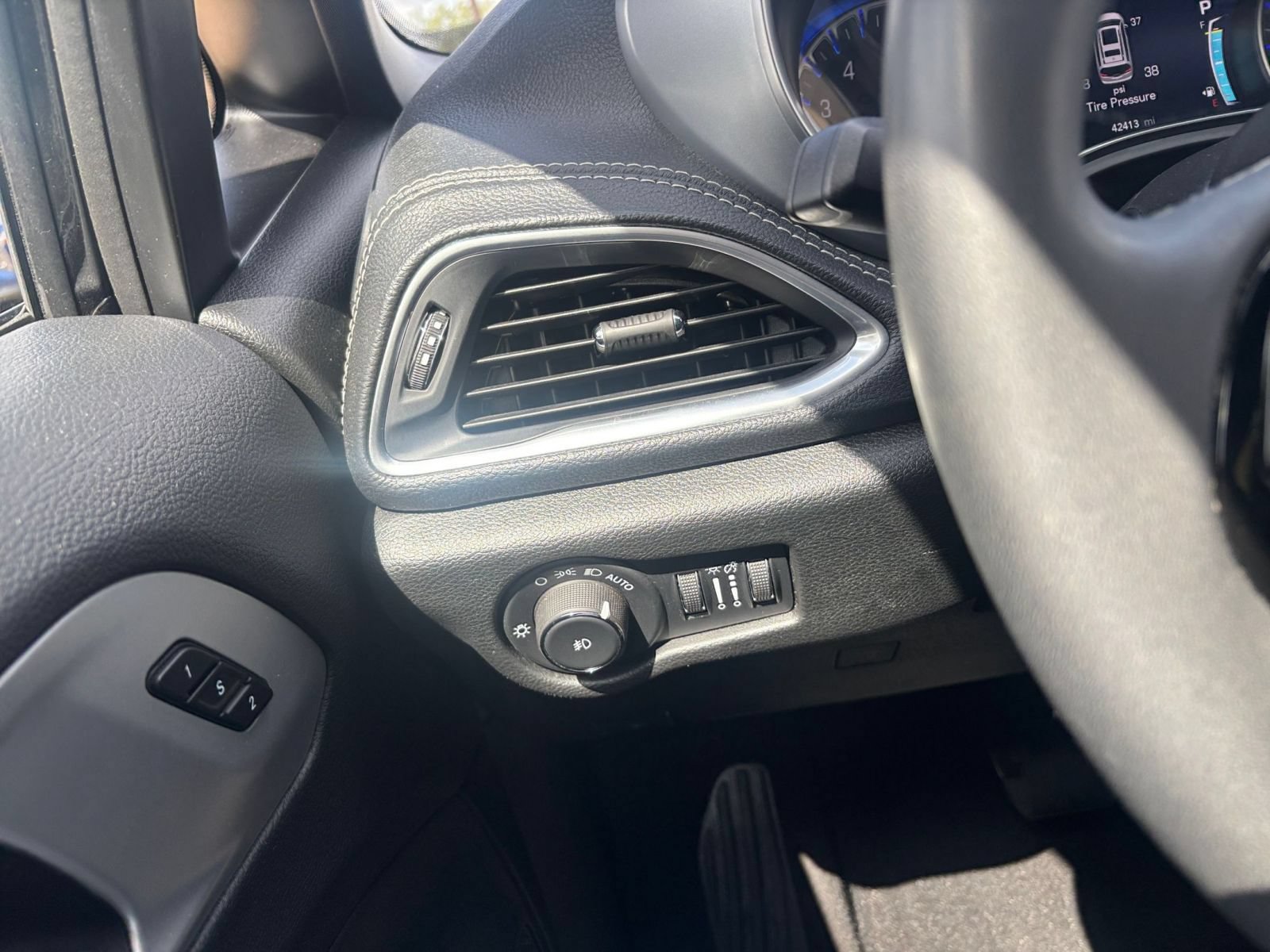 Used 2025 Chrysler Pacifica Limited FWD image 38