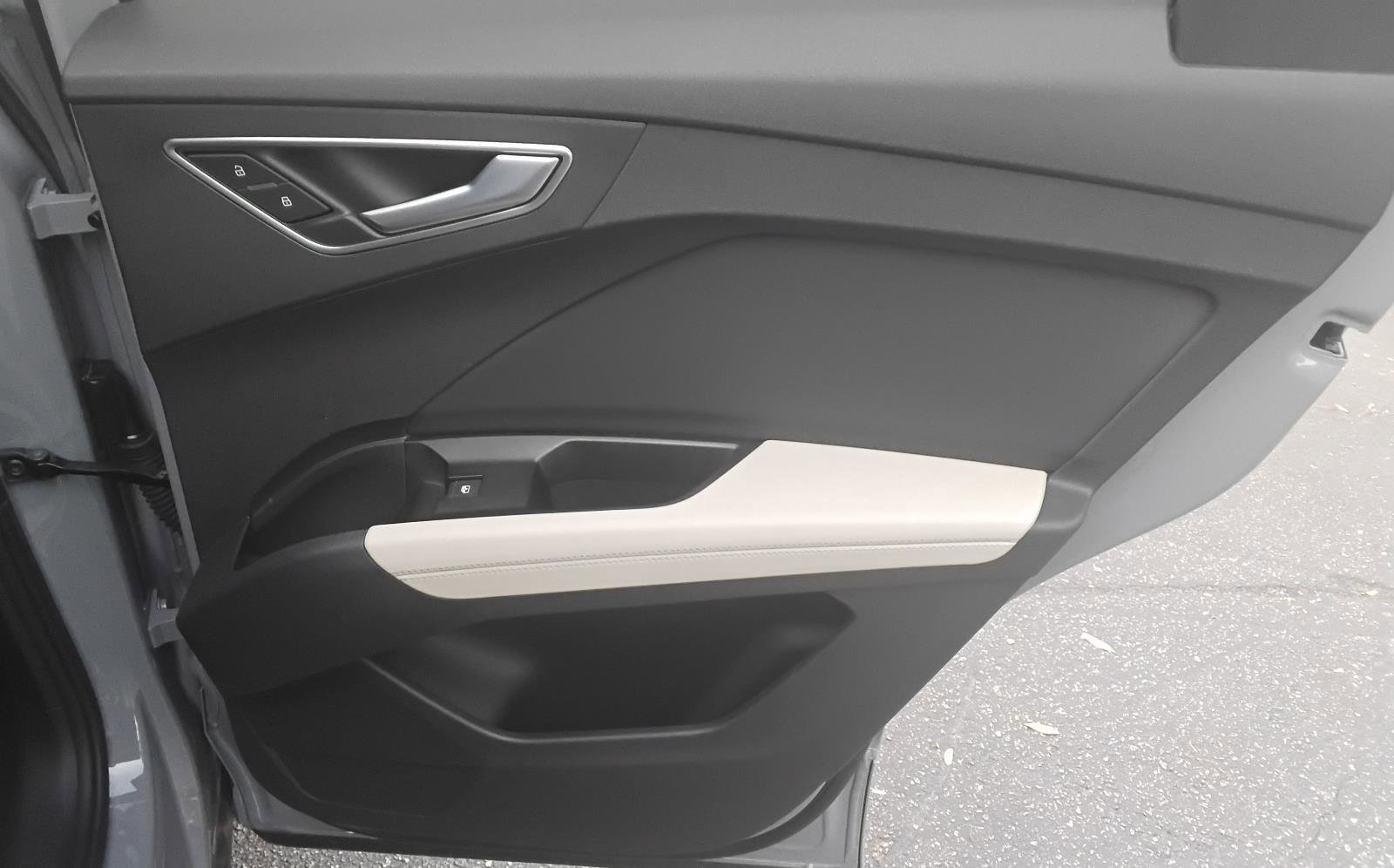 Used 2025 Audi Q4 e-tron Premium image 23