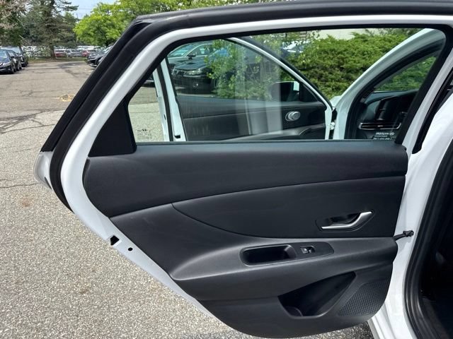 Used 2025 Hyundai Elantra SE FWD image 31