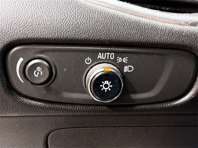 Used 2017 Chevrolet Malibu LT image 9