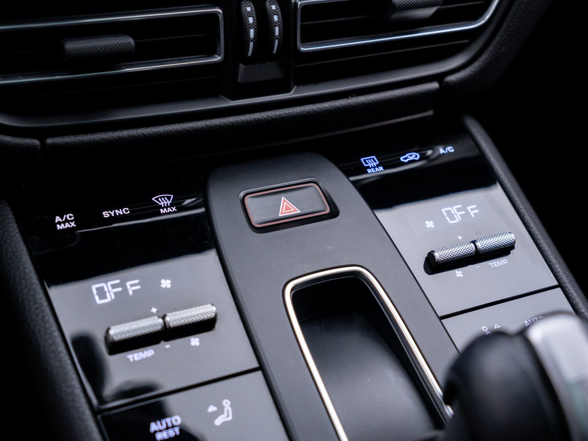 Certified 2023 Porsche Macan AWD/4WD image 26