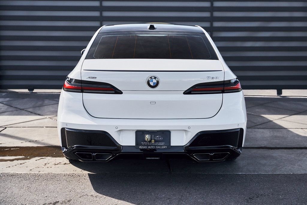 Used 2025 BMW 760i xDrive w/ Premium Package image 17