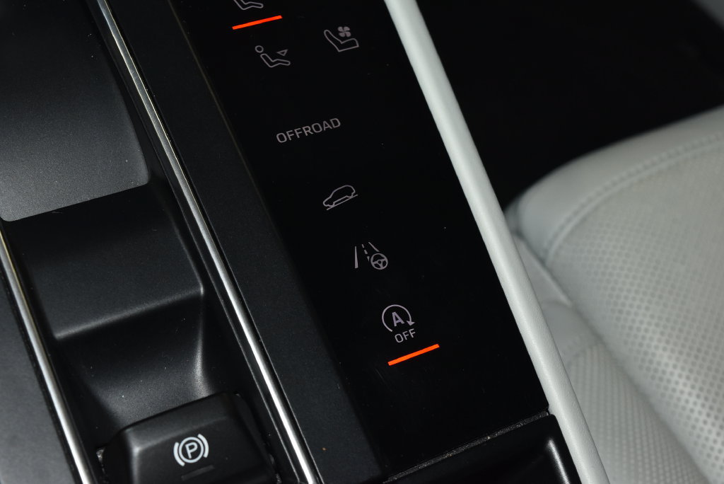 Used 2023 Porsche Macan AWD/4WD image 17