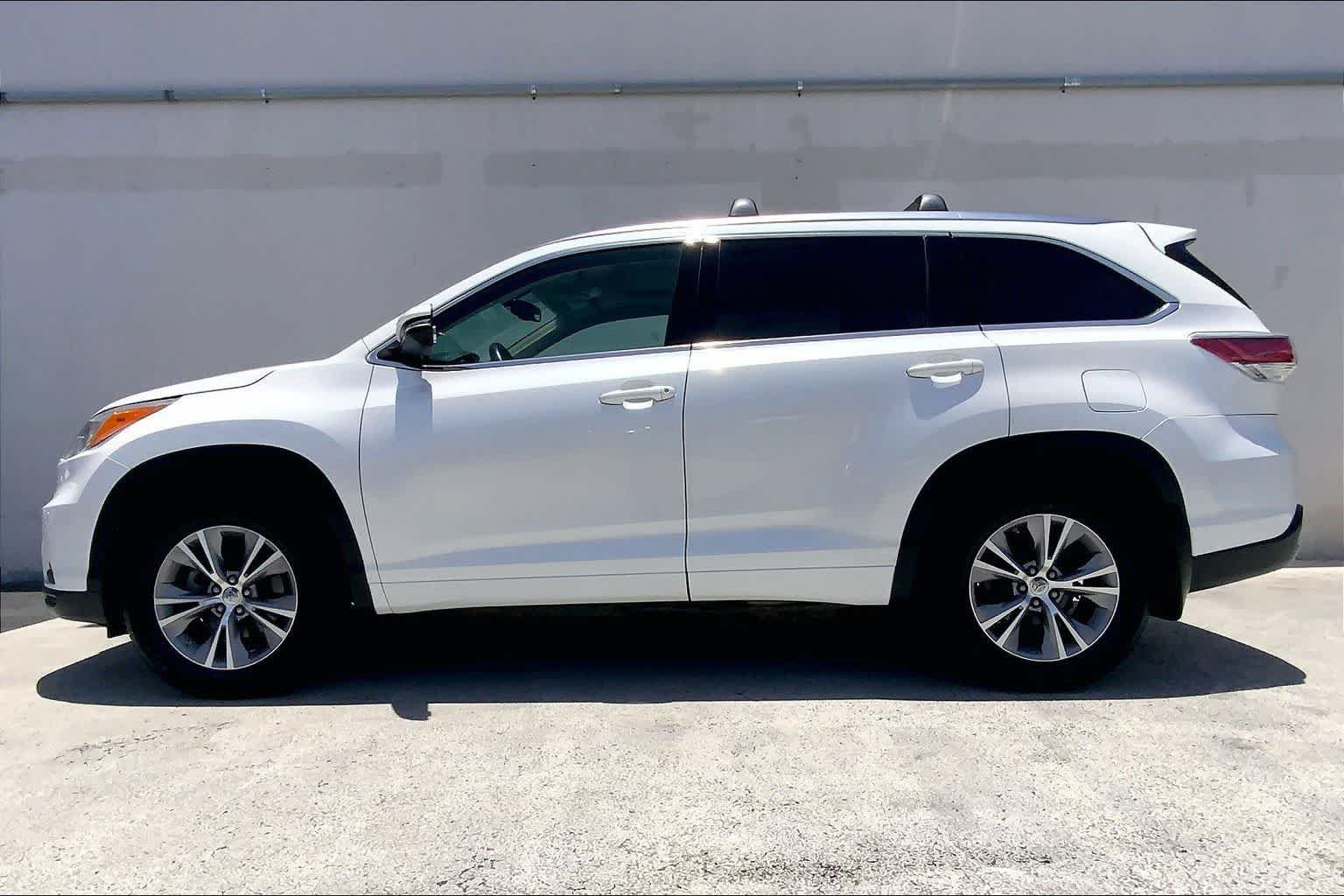 Used 2014 Toyota Highlander XLE w/ Preferred Accessory Package AWD/4WD image 3