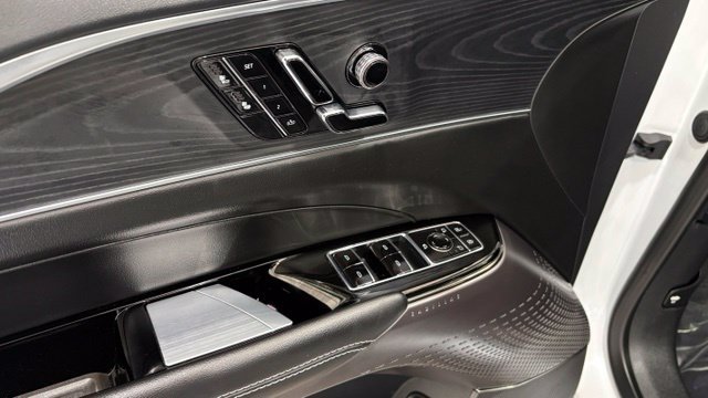 Used 2025 Cadillac Lyriq Luxury AWD/4WD image 16