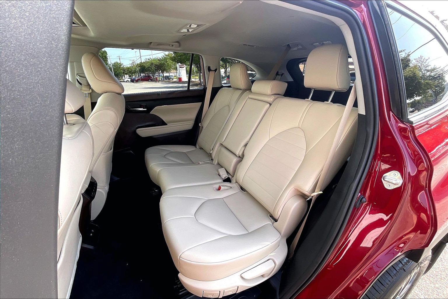 Used 2021 Toyota Highlander XLE AWD/4WD image 31