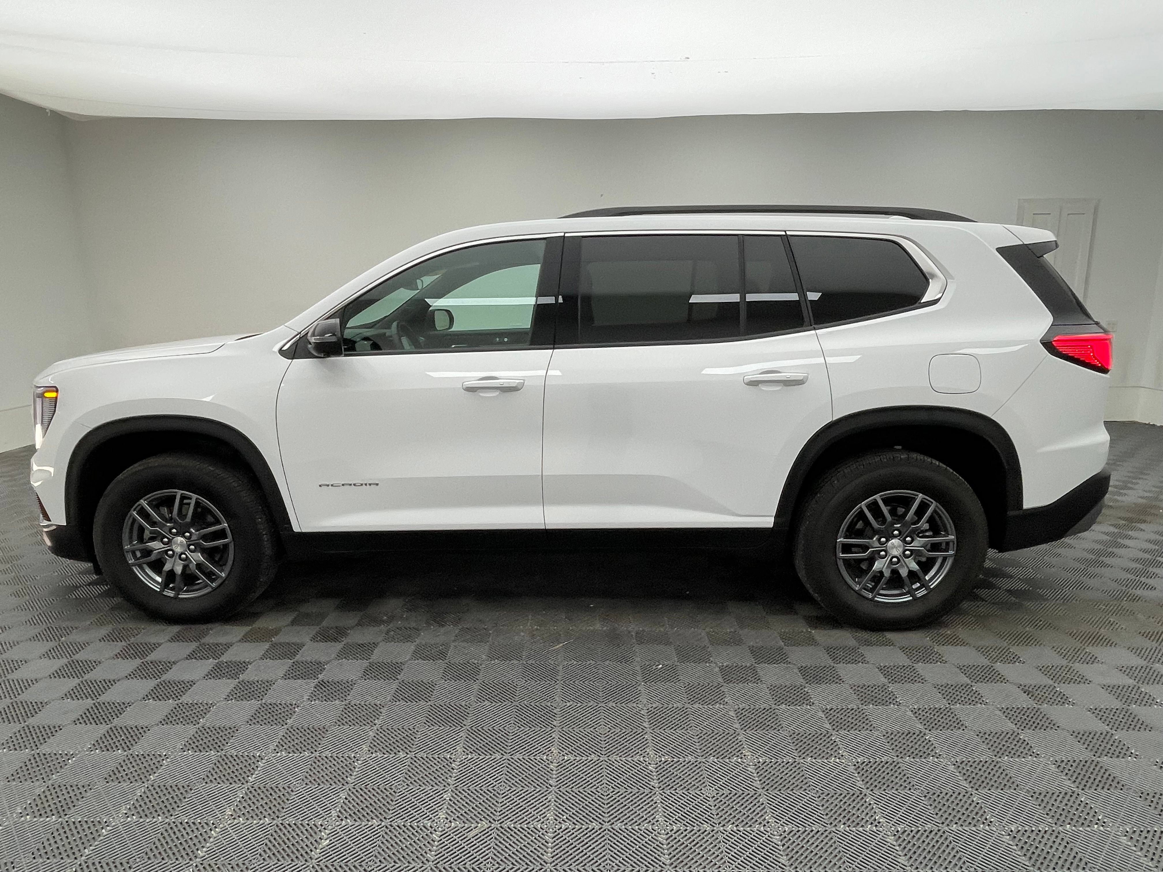 Used 2025 GMC Acadia Elevation FWD image 12