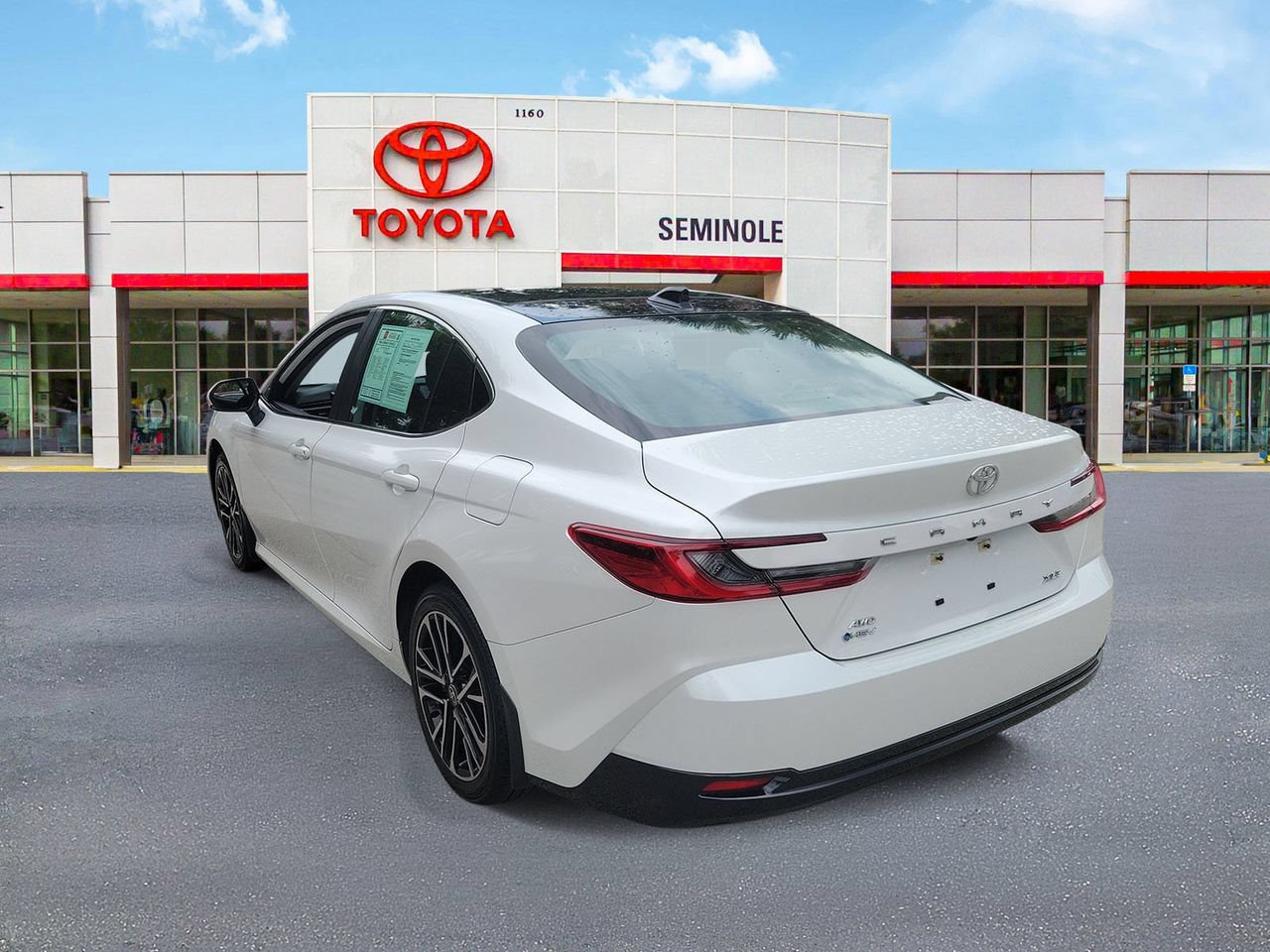 Used 2025 Toyota Camry XLE AWD/4WD image 4