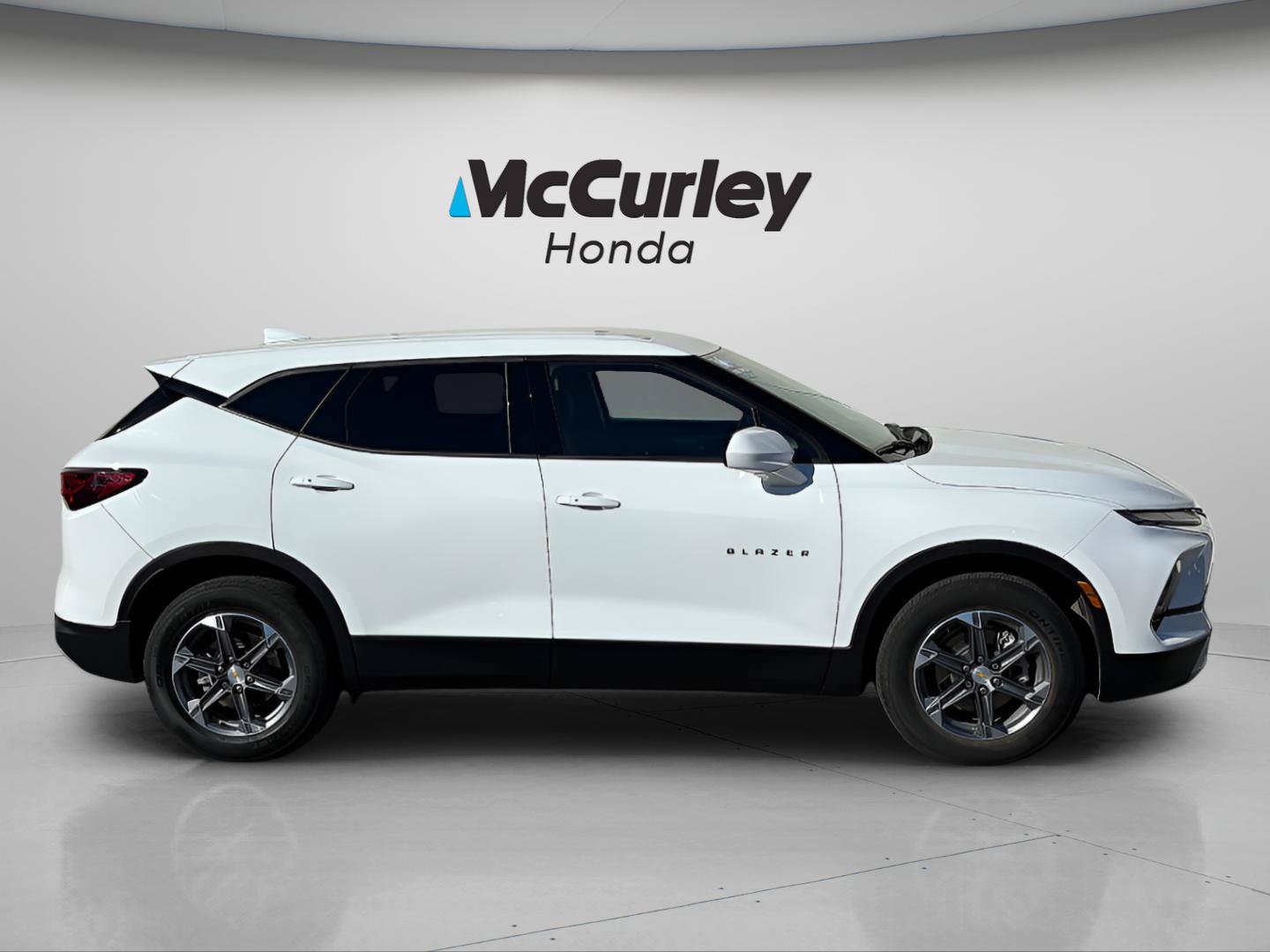 Used 2025 Chevrolet Blazer LT AWD/4WD image 2