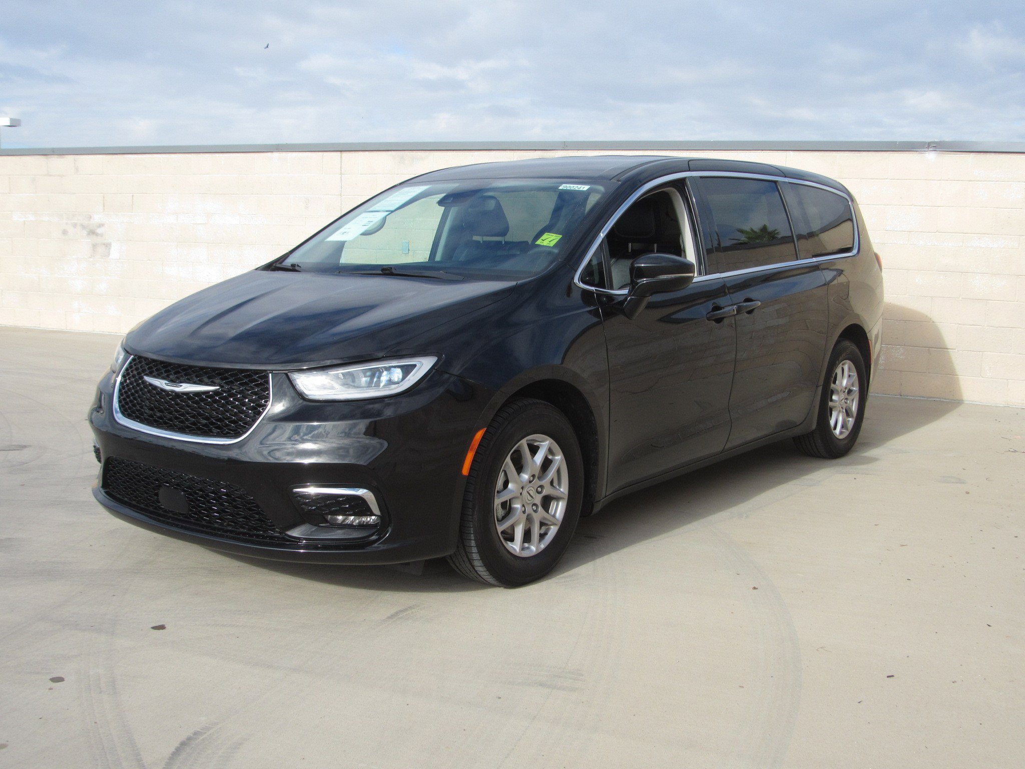 Used 2024 Chrysler Pacifica Touring-L image 1