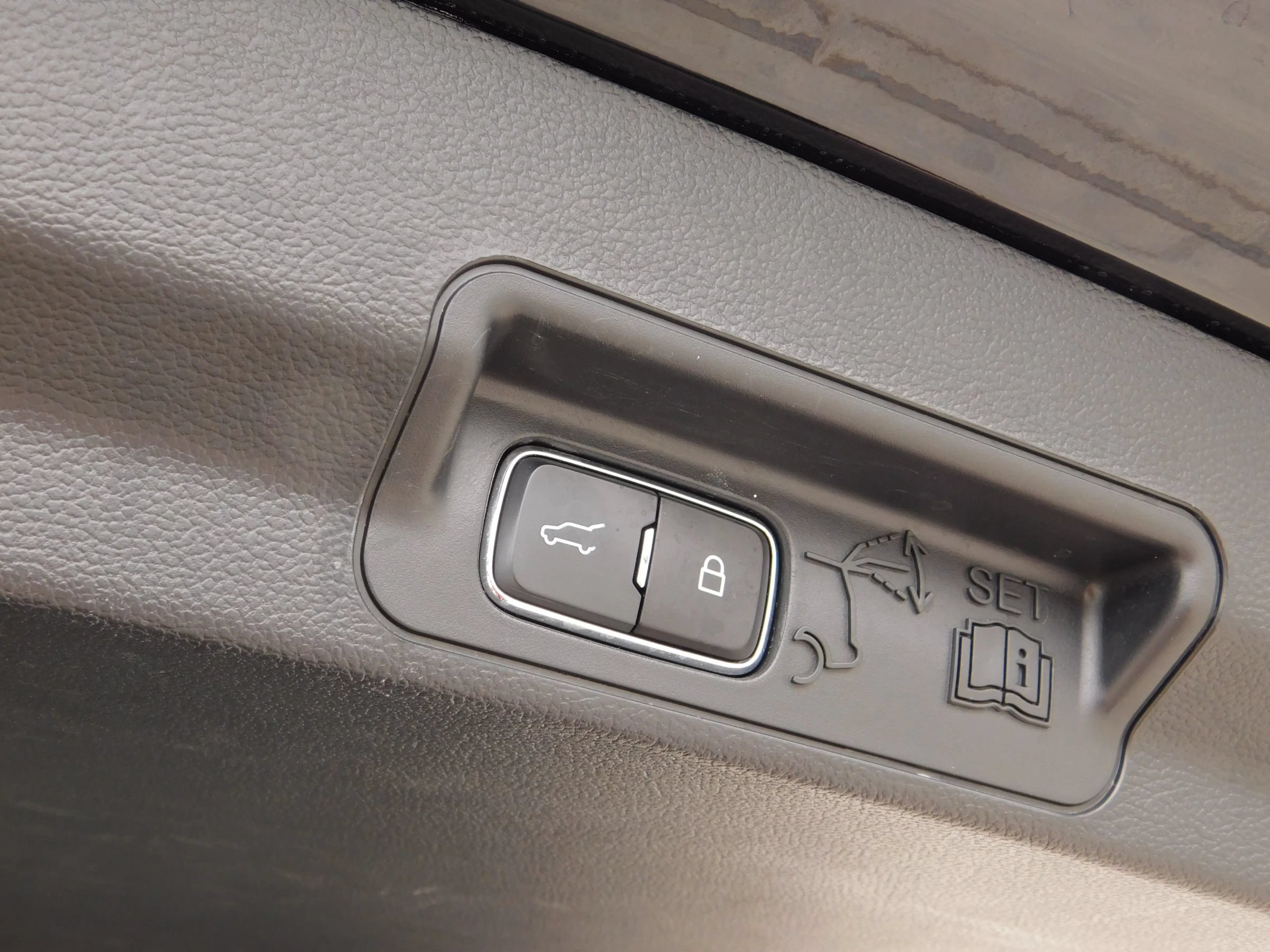 Used 2023 Ford Explorer XLT AWD/4WD image 11