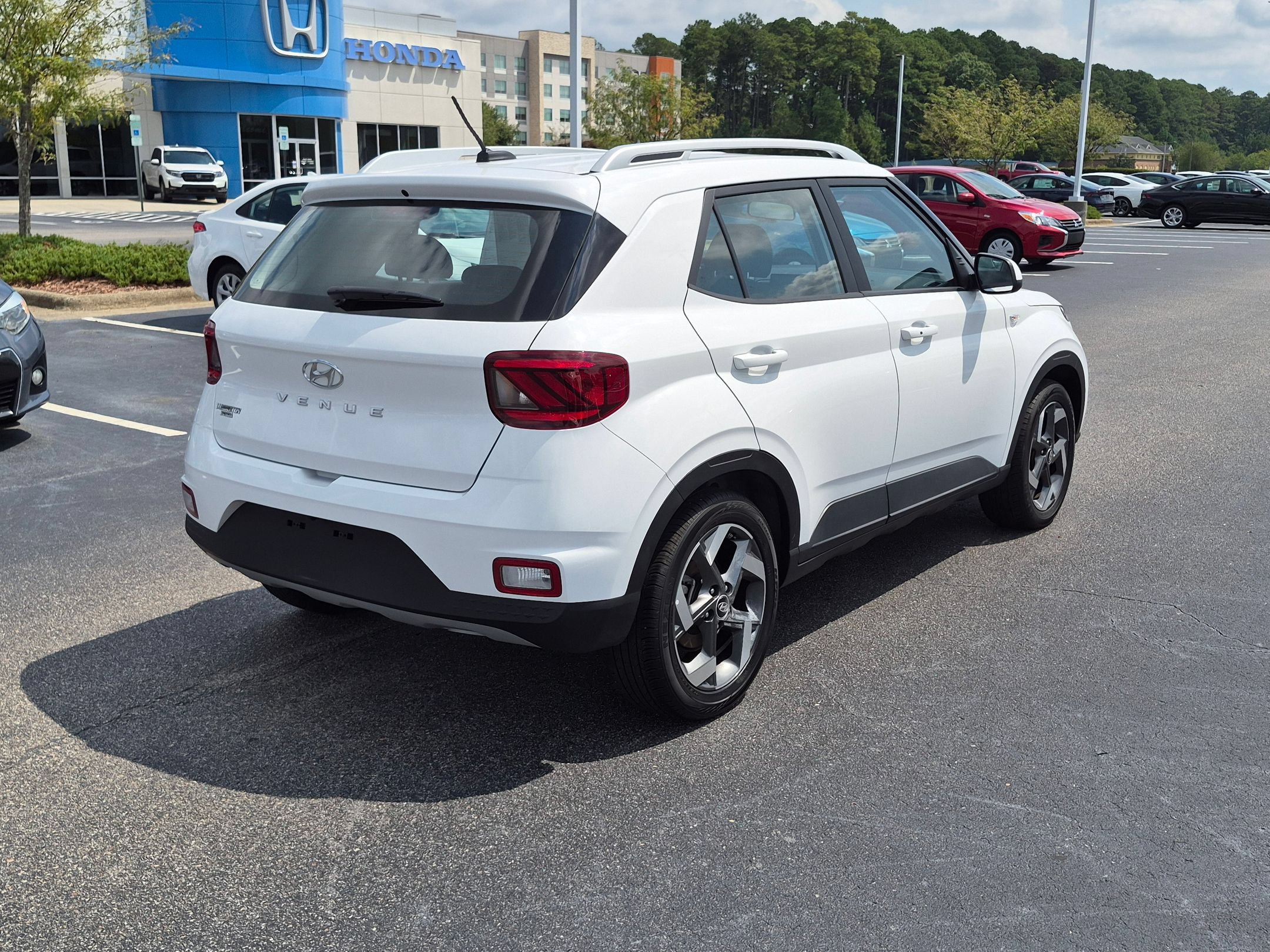 Used 2025 Hyundai Venue SEL FWD image 3