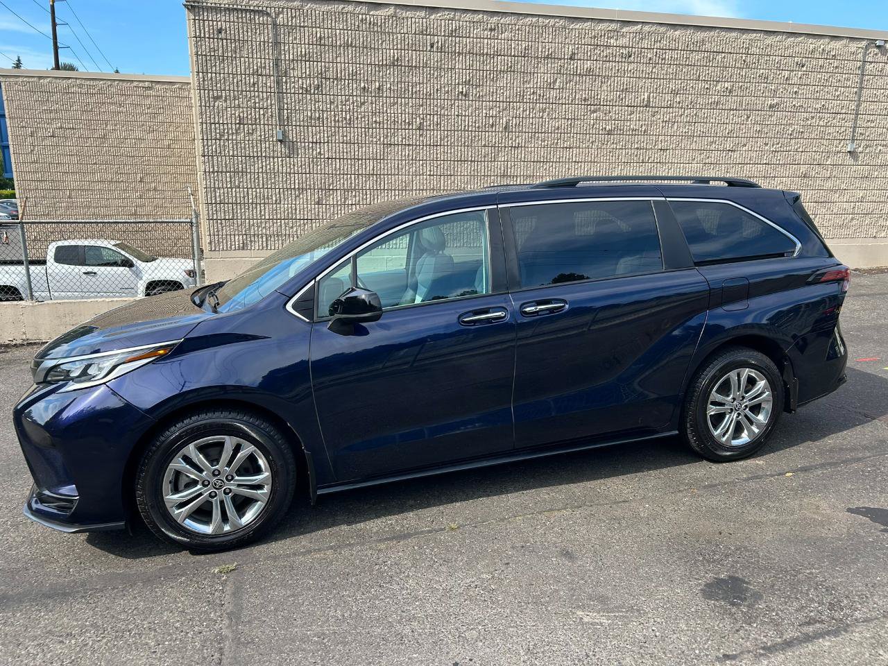 Used 2023 Toyota Sienna XSE AWD/4WD image 8
