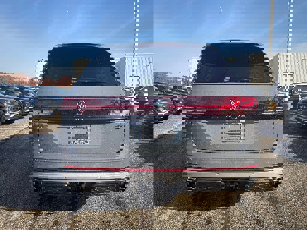 Used 2025 Volkswagen Atlas Peak Edition SE image 5