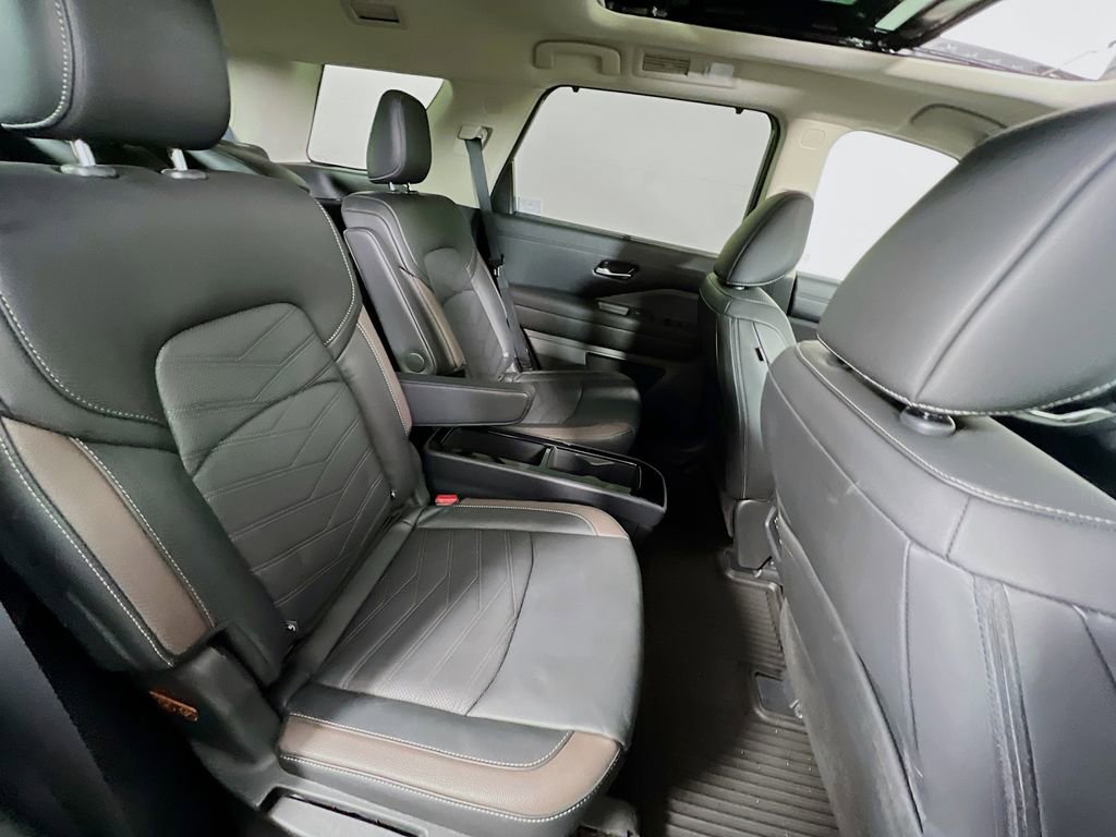 Used 2025 Nissan Pathfinder Platinum image 35