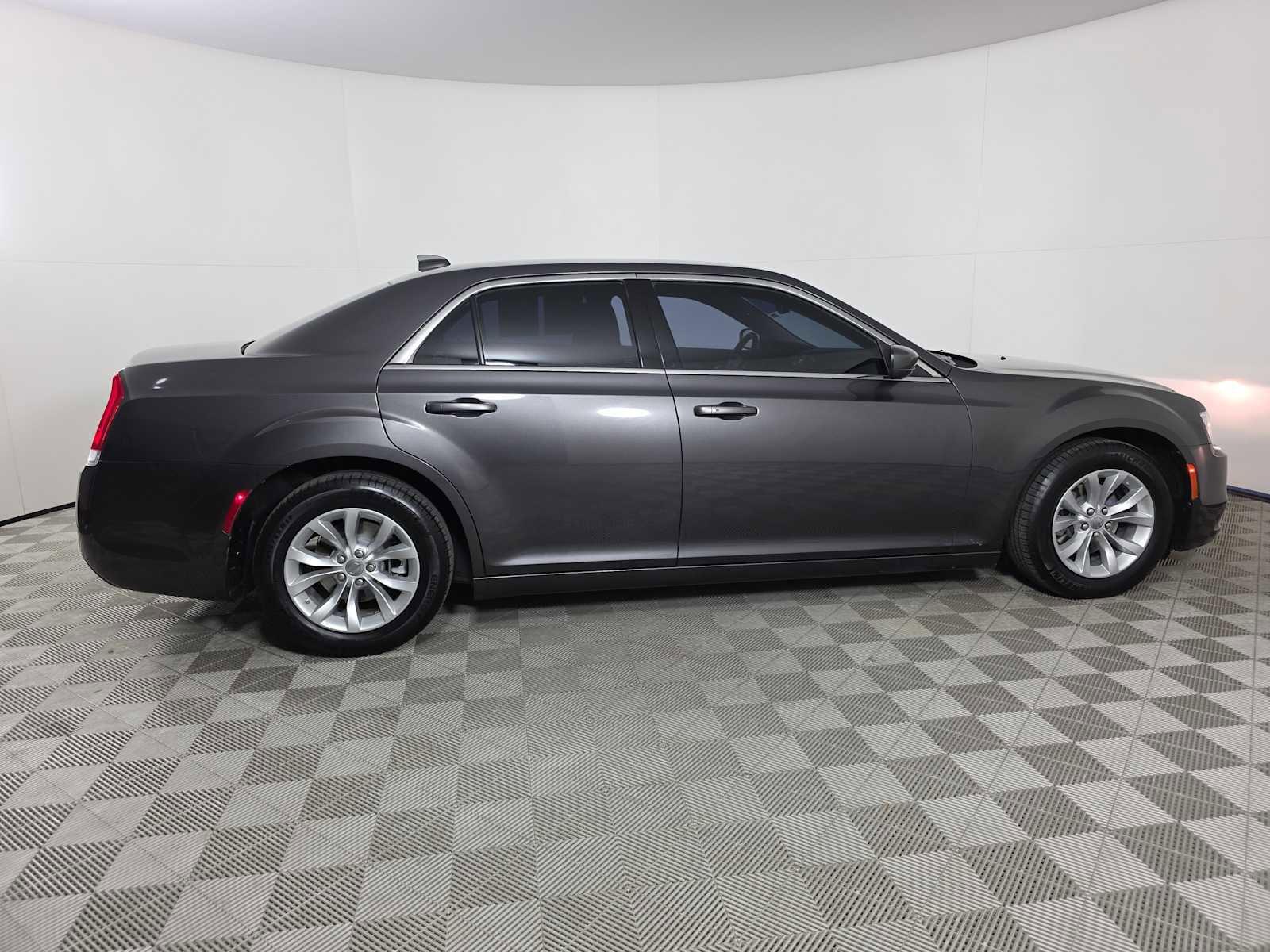 Used 2023 Chrysler 300 Touring image 9