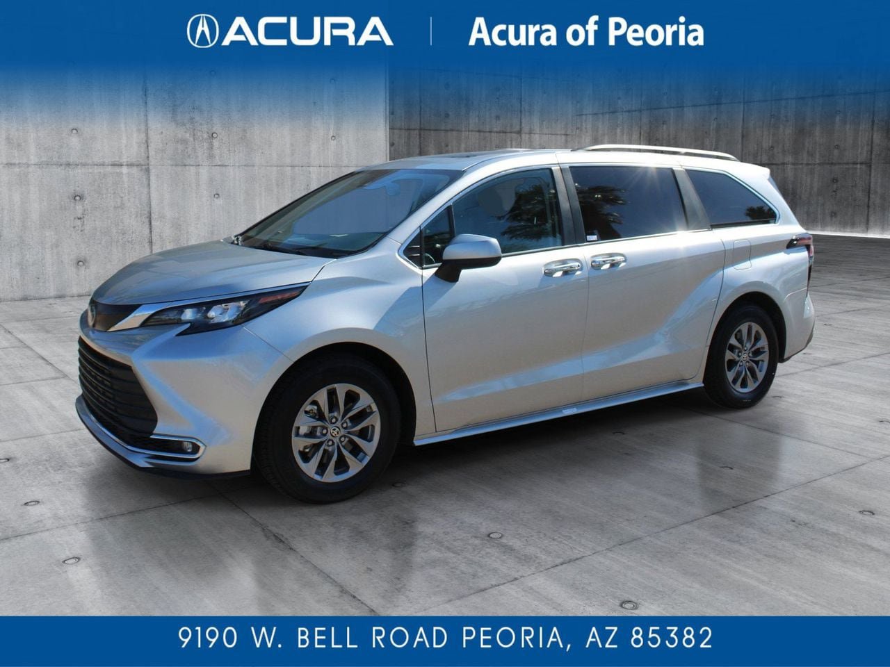Used 2024 Toyota Sienna XLE FWD image 1
