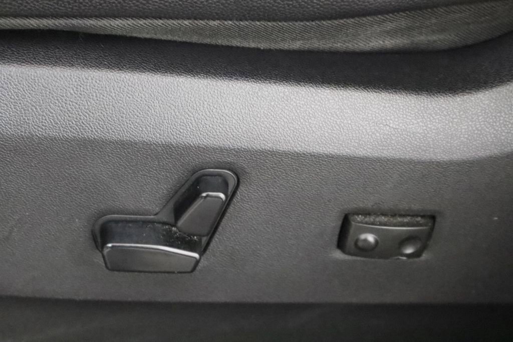 Used 2014 Chrysler Town & Country Touring image 23