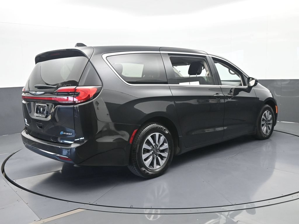 Used 2023 Chrysler Pacifica Touring-L FWD image 6